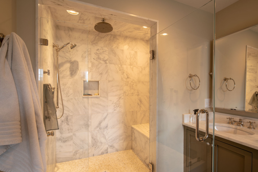 Пример оригинального дизайна: большая главная ванная комната в стиле неоклассика (современная классика) с фасадами в стиле шейкер, ванной на ножках, душем без бортиков, бежевыми стенами, врезной раковиной, серым полом, душем с распашными дверями, разноцветной столешницей, сиденьем для душа, тумбой под две раковины, разноцветной плиткой, зелеными фасадами, унитазом-моноблоком, мраморной плиткой, полом из мозаичной плитки, мраморной столешницей и встроенной тумбой
