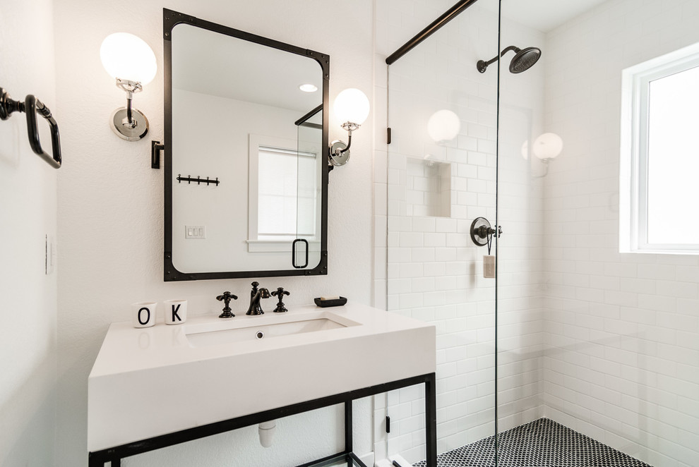 Стильный дизайн: ванная комната в морском стиле с открытыми фасадами, угловым душем, белой плиткой, плиткой кабанчик, белыми стенами, душевой кабиной и врезной раковиной - последний тренд