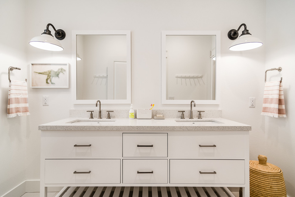 Ispirazione per una stanza da bagno stile marinaro con ante bianche, pareti bianche, lavabo sottopiano, pavimento bianco e ante lisce