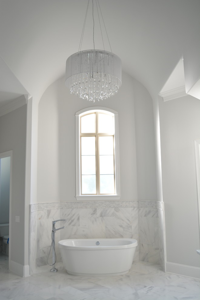 Стильный дизайн: главная ванная комната в стиле неоклассика (современная классика) с фасадами с выступающей филенкой, белыми фасадами, отдельно стоящей ванной, душем в нише, раздельным унитазом, белой плиткой, мраморной плиткой, серыми стенами, мраморным полом, врезной раковиной, мраморной столешницей, белым полом и душем с распашными дверями - последний тренд