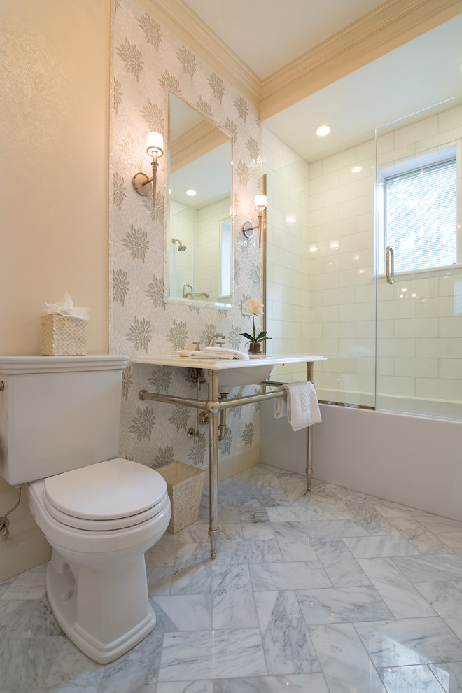 Immagine di una stanza da bagno tradizionale con piastrelle bianche, piastrelle a mosaico, pareti gialle e pavimento in marmo