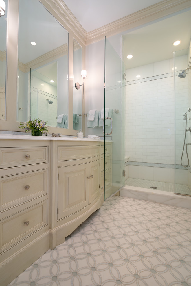 Cette photo montre une salle de bain chic avec un carrelage blanc, du carrelage en marbre, un mur bleu, un sol en carrelage de terre cuite et un plan de toilette en marbre.