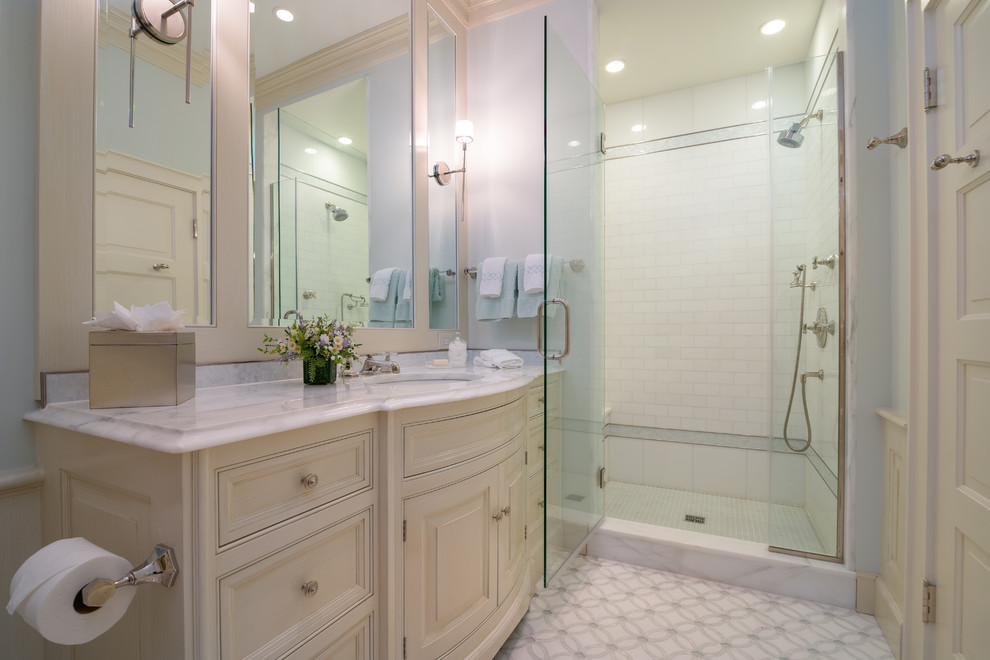 Imagen de cuarto de baño tradicional con baldosas y/o azulejos blancos, baldosas y/o azulejos de mármol, paredes azules, suelo con mosaicos de baldosas y encimera de mármol