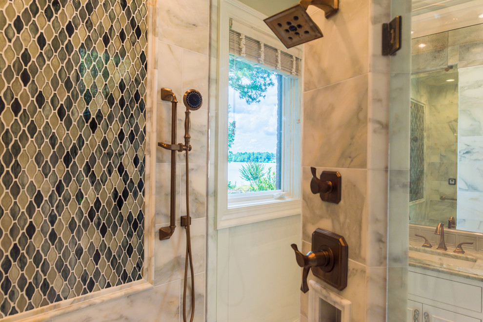 Стильный дизайн: главная ванная комната среднего размера в стиле неоклассика (современная классика) с фасадами с утопленной филенкой, белыми фасадами, полновстраиваемой ванной, душем в нише, раздельным унитазом, разноцветной плиткой, плиткой мозаикой, бежевыми стенами, мраморным полом, врезной раковиной, мраморной столешницей, белым полом и душем с распашными дверями - последний тренд