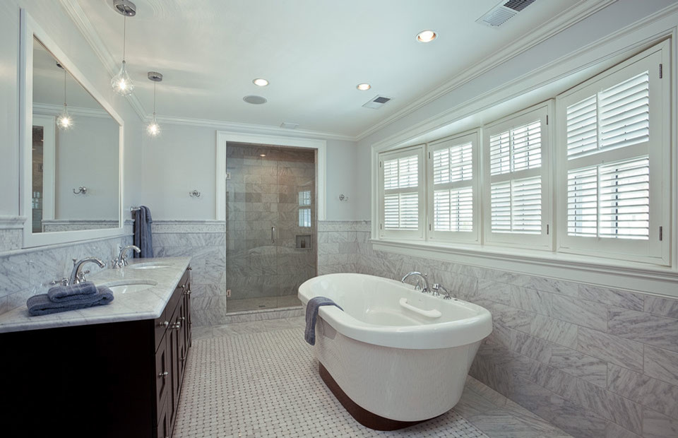 Aménagement d'une grande douche en alcôve principale et longue et étroite classique en bois foncé avec un placard en trompe-l'oeil, une baignoire indépendante, un carrelage gris, du carrelage en marbre, un mur gris, un sol en marbre, un lavabo encastré, un plan de toilette en marbre, un sol gris, une cabine de douche à porte battante, un plan de toilette gris, meuble double vasque et meuble-lavabo encastré.