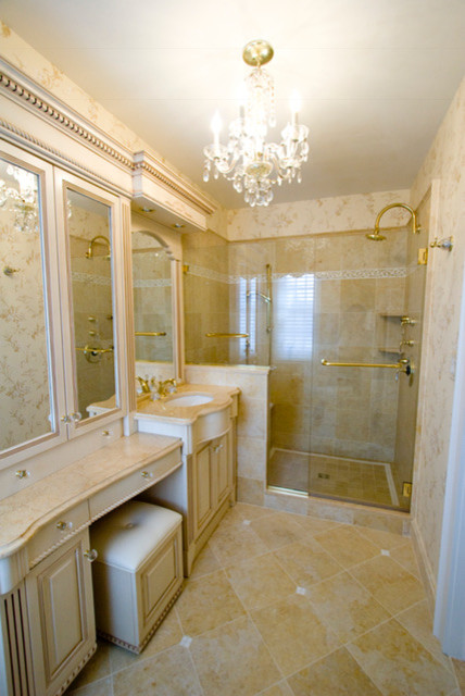 Bild på ett stort vintage en-suite badrum, med möbel-liknande, skåp i ljust trä, en dusch i en alkov, en toalettstol med separat cisternkåpa, klinkergolv i keramik, ett undermonterad handfat, marmorbänkskiva och dusch med gångjärnsdörr