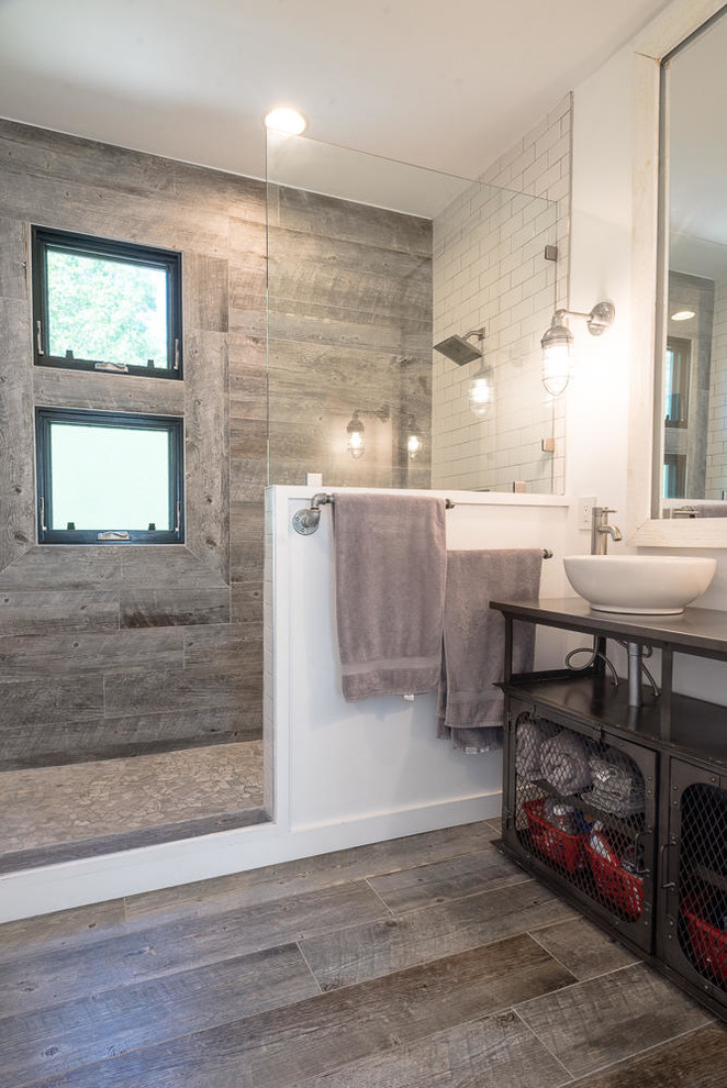 Immagine di una stanza da bagno design con doccia aperta, piastrelle in ceramica, pareti bianche, pavimento con piastrelle in ceramica, lavabo a bacinella e doccia aperta