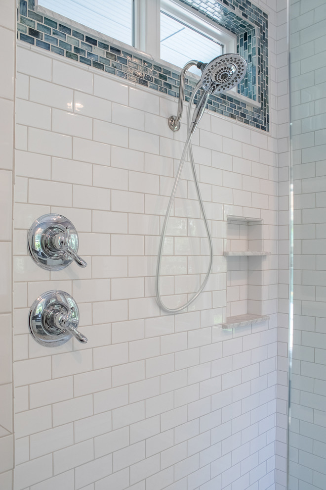 Idee per una piccola stanza da bagno stile marinaro con ante in stile shaker, ante bianche, doccia aperta, WC monopezzo, piastrelle grigie, pareti blu, pavimento con piastrelle a mosaico, lavabo sottopiano e top in granito