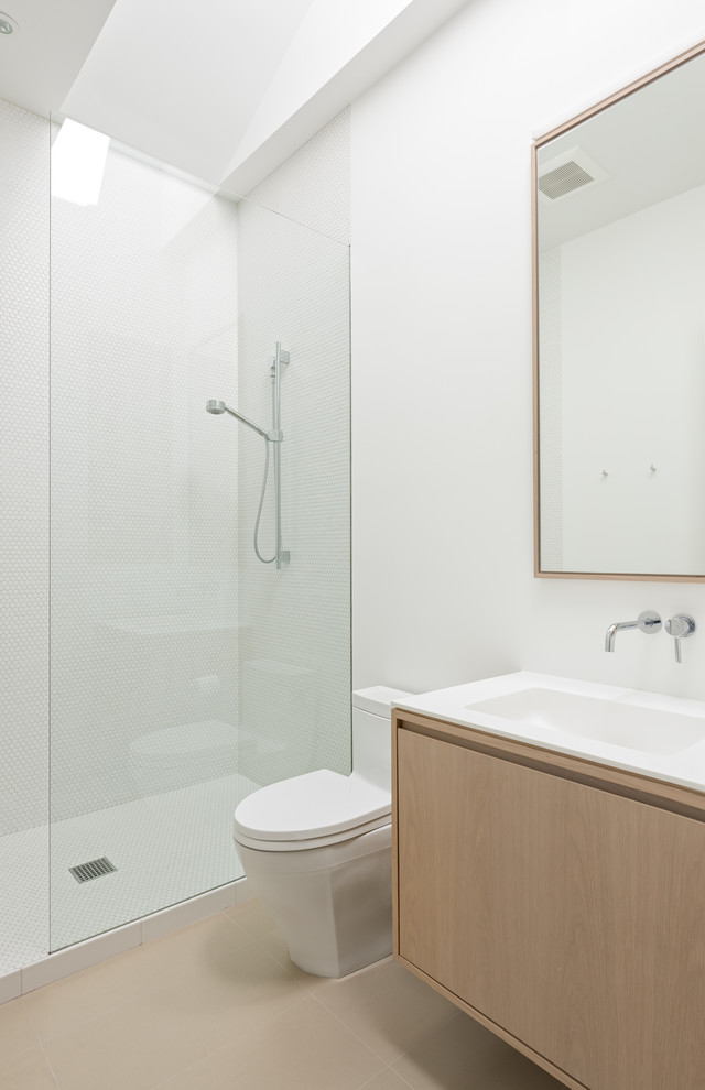 Foto di una stanza da bagno minimalista con doccia aperta