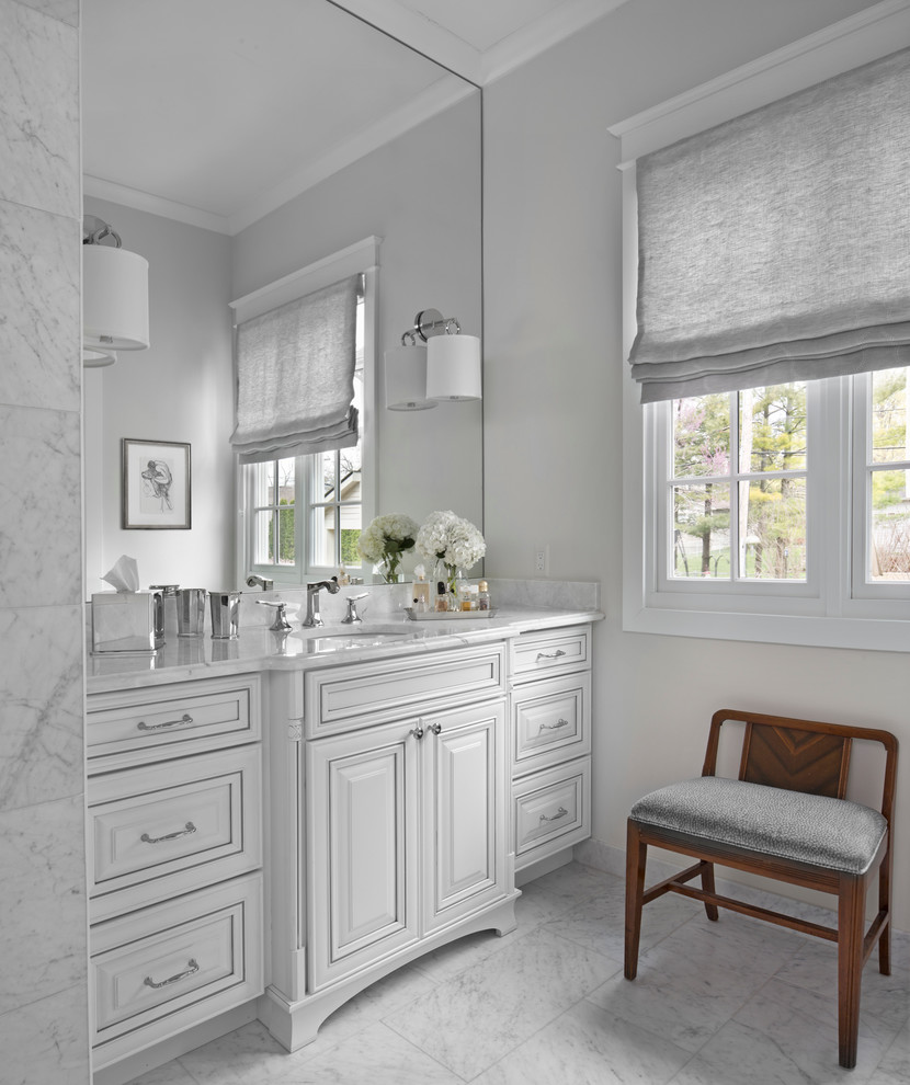 Inredning av ett klassiskt stort en-suite badrum, med luckor med upphöjd panel, vita skåp, vit kakel och ett undermonterad handfat