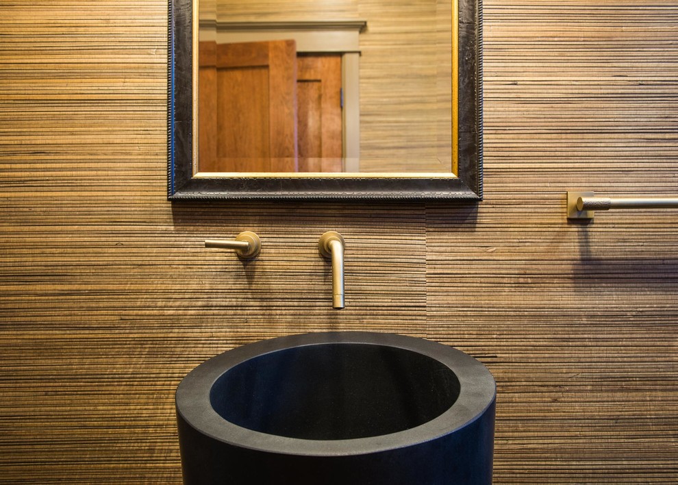 Ejemplo de cuarto de baño minimalista de tamaño medio con baldosas y/o azulejos negros, paredes beige, suelo de madera clara, aseo y ducha, lavabo con pedestal, ducha empotrada, sanitario de una pieza, azulejos en listel y encimera de zinc