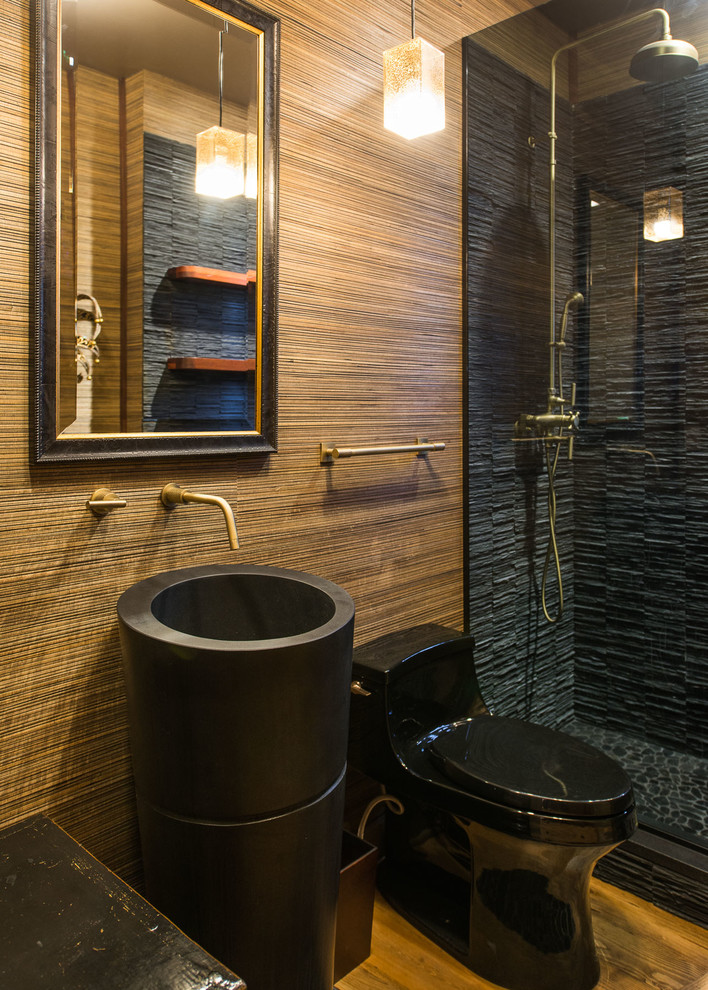 Идея дизайна: ванная комната среднего размера в стиле модернизм с черной плиткой, бежевыми стенами, светлым паркетным полом, душевой кабиной, раковиной с пьедесталом, душем в нише, унитазом-моноблоком, удлиненной плиткой и столешницей из цинка