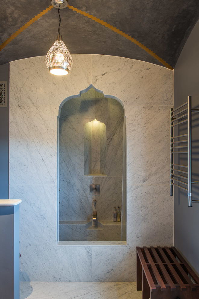 Свежая идея для дизайна: ванная комната среднего размера в стиле модернизм с фасадами в стиле шейкер, фасадами цвета дерева среднего тона, ванной в нише, душем в нише, унитазом-моноблоком, черной плиткой, каменной плиткой, бежевыми стенами, светлым паркетным полом, душевой кабиной, раковиной с пьедесталом и столешницей из цинка - отличное фото интерьера