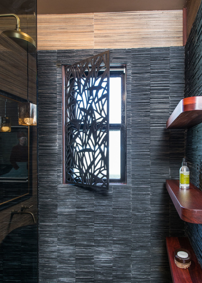 Пример оригинального дизайна: ванная комната среднего размера в стиле модернизм с черной плиткой, бежевыми стенами, светлым паркетным полом, душевой кабиной, раковиной с пьедесталом, душем в нише, унитазом-моноблоком, удлиненной плиткой и столешницей из цинка