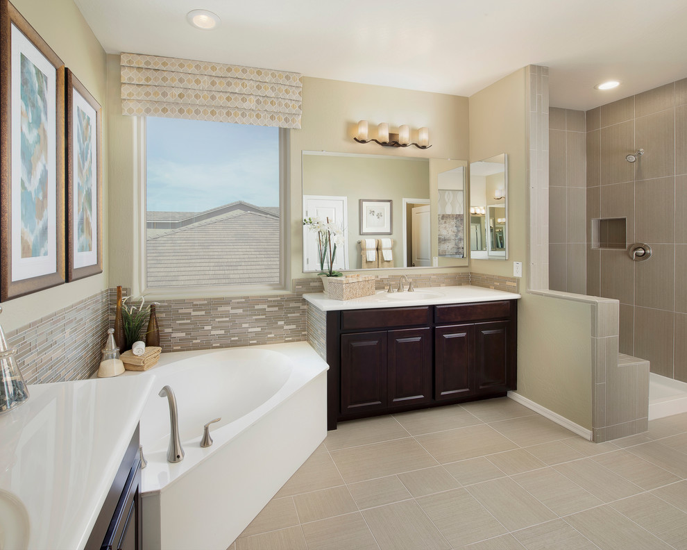 Свежая идея для дизайна: ванная комната в классическом стиле с открытым душем, открытым душем и окном - отличное фото интерьера