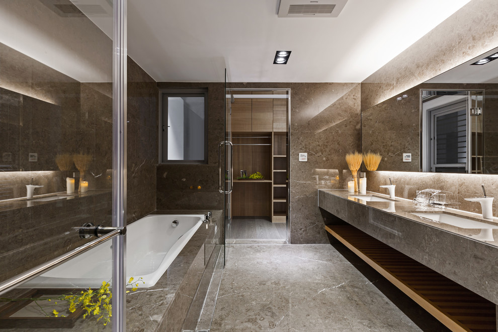 Modernes Badezimmer En Suite mit offenen Schränken, Einbaubadewanne, braunen Fliesen, brauner Wandfarbe, Unterbauwaschbecken, braunem Boden und brauner Waschtischplatte in Chicago