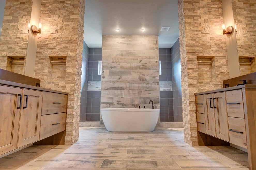 Idéer för ett mellanstort klassiskt en-suite badrum, med luckor med infälld panel, skåp i ljust trä, ett fristående badkar, våtrum, beige kakel, stenkakel, beige väggar, ljust trägolv, ett undermonterad handfat, granitbänkskiva, beiget golv och med dusch som är öppen