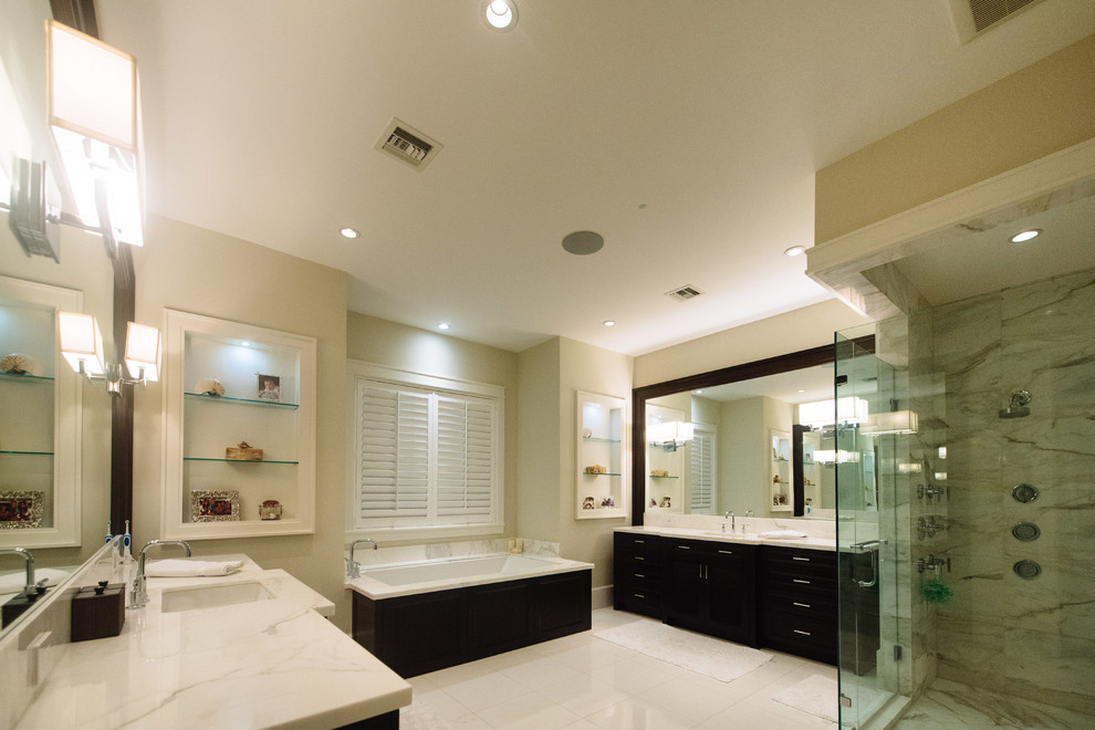 Immagine di una stanza da bagno padronale chic di medie dimensioni con doccia aperta, piastrelle beige, piastrelle bianche, pareti beige, pavimento in legno massello medio, top in marmo, pavimento beige e doccia aperta
