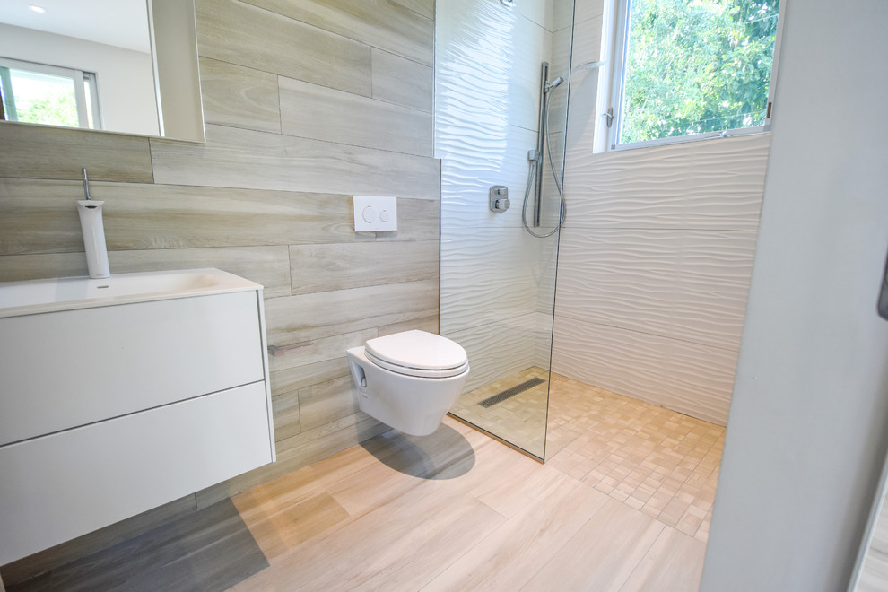 Idéer för att renovera ett funkis badrum, med en kantlös dusch, en vägghängd toalettstol, beige kakel, keramikplattor, klinkergolv i keramik, ett nedsänkt handfat, beiget golv och med dusch som är öppen