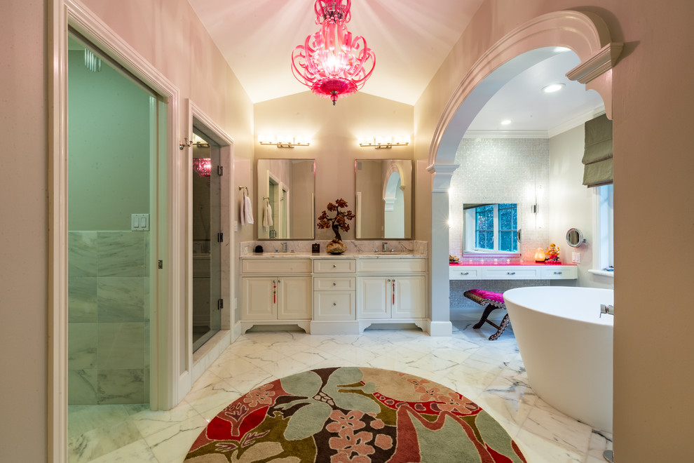 Exempel på ett mycket stort klassiskt en-suite badrum, med vita skåp, ett fristående badkar, en dubbeldusch, en toalettstol med hel cisternkåpa, vit kakel, mosaik, grå väggar, marmorgolv, ett undermonterad handfat, marmorbänkskiva och dusch med gångjärnsdörr