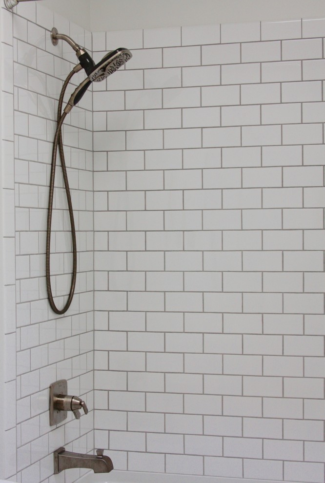 Idee per una piccola stanza da bagno chic con vasca da incasso, vasca/doccia, WC monopezzo, pareti bianche, pavimento in marmo, pavimento grigio e doccia con tenda