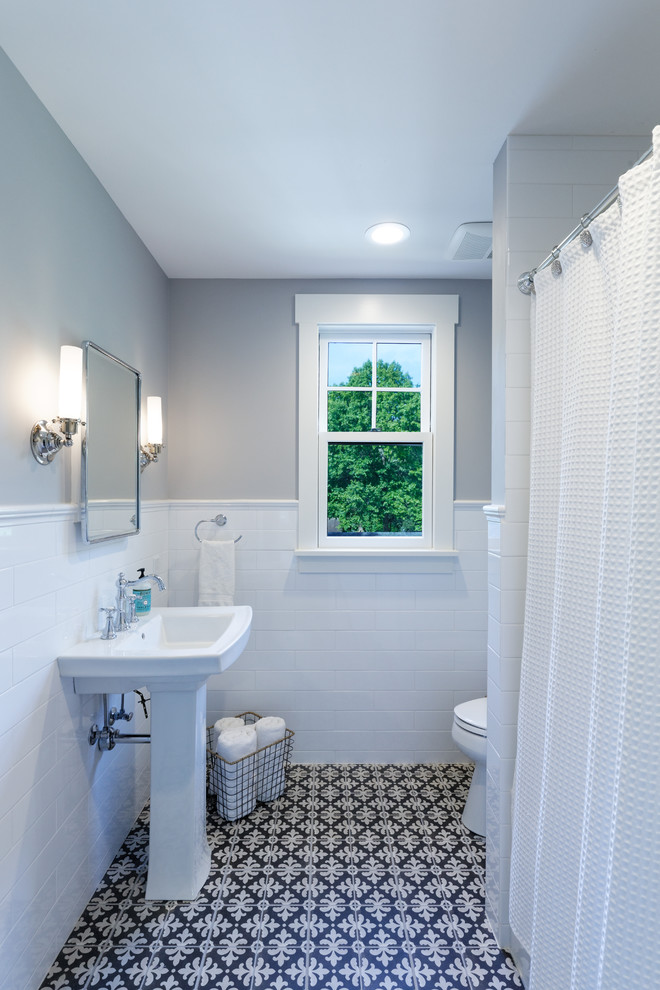 Idéer för mellanstora vintage badrum med dusch, med grå väggar, ett piedestal handfat, ett badkar i en alkov, en dusch/badkar-kombination, en toalettstol med separat cisternkåpa, vit kakel, tunnelbanekakel, flerfärgat golv och dusch med duschdraperi