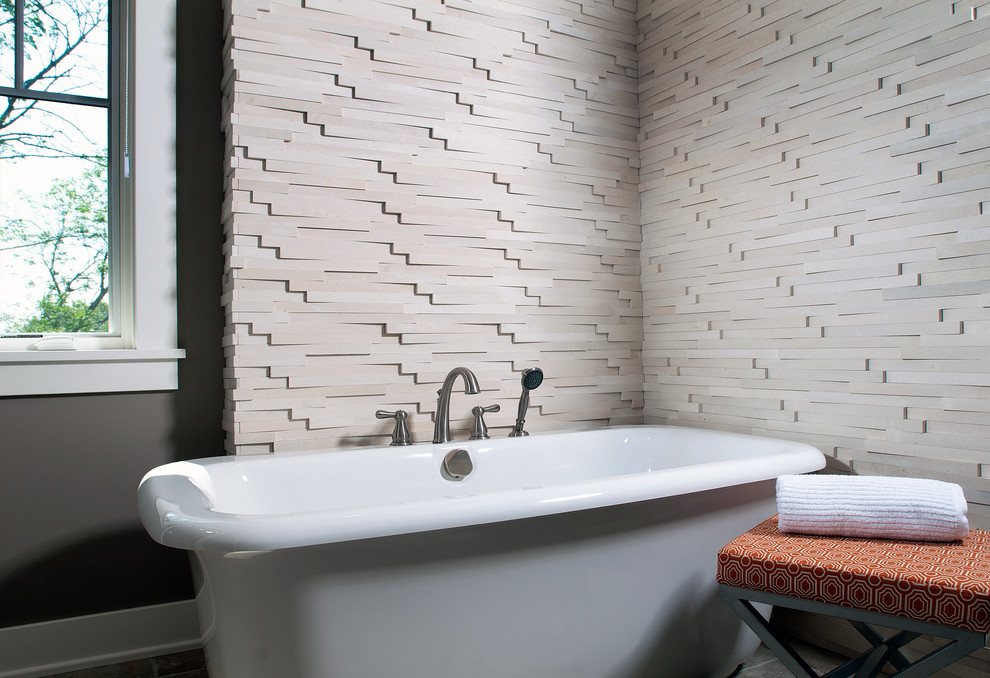 Bild på ett mellanstort vintage en-suite badrum, med ett fristående badkar, vit kakel, stickkakel och bruna väggar