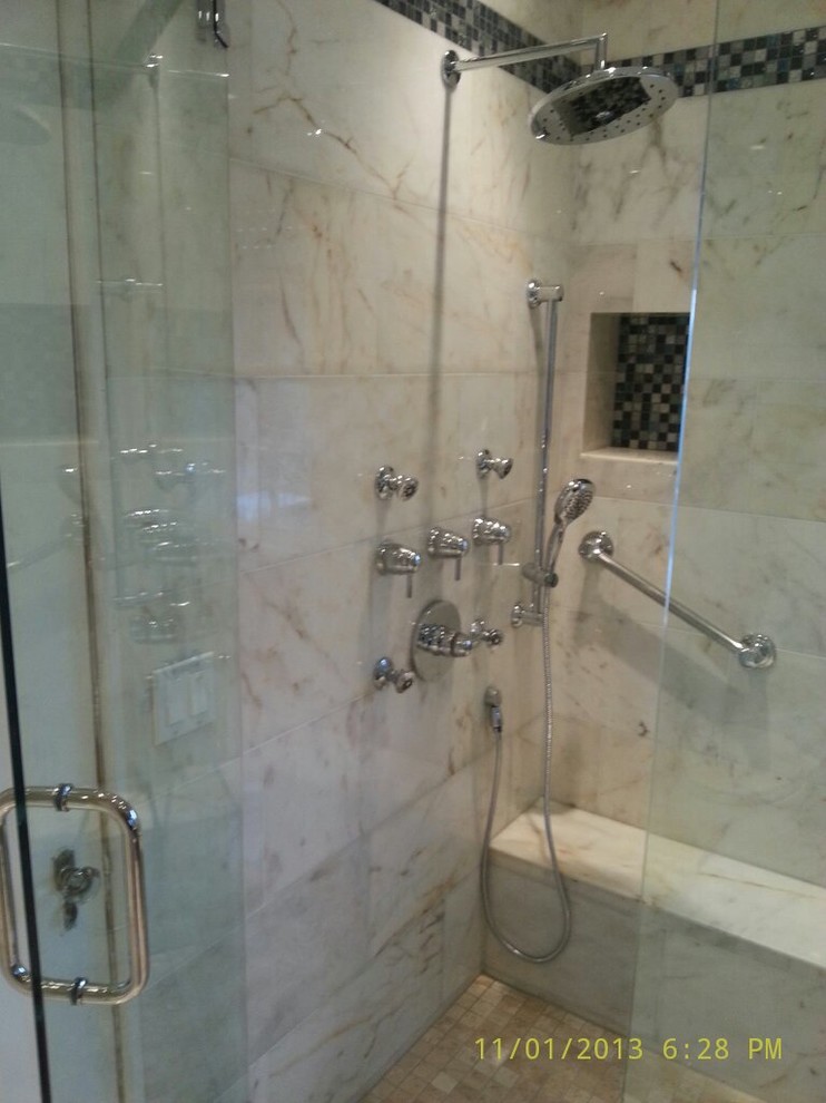 Cette image montre une salle de bain design en bois foncé avec un placard à porte vitrée et une douche ouverte.
