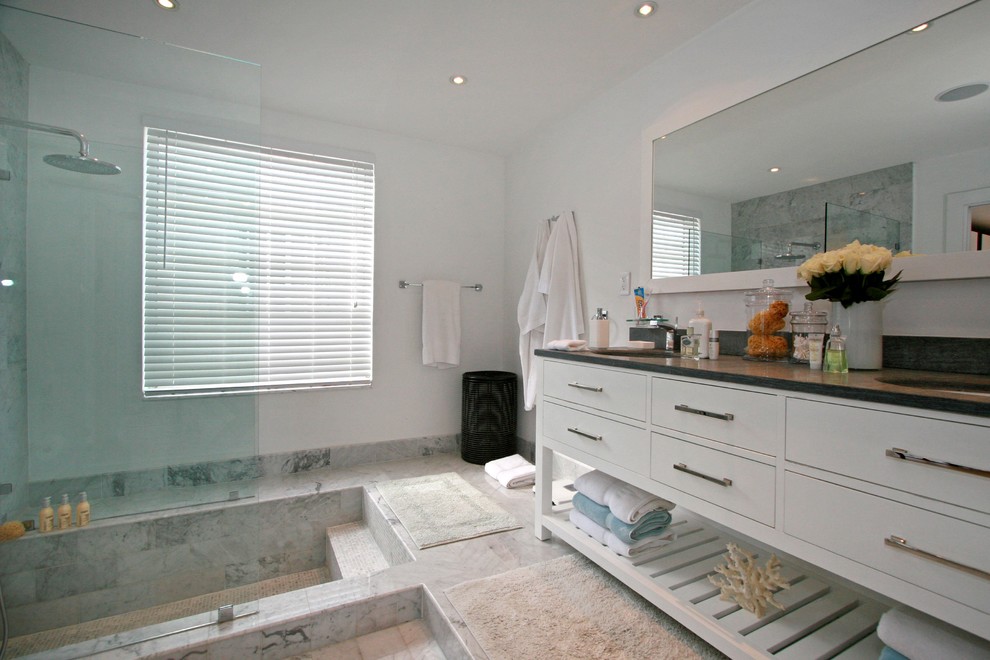 На фото: ванная комната в современном стиле с плоскими фасадами, белыми фасадами, открытым душем, серой плиткой и белыми стенами