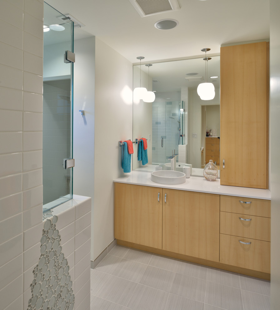 Diseño de cuarto de baño moderno con lavabo sobreencimera