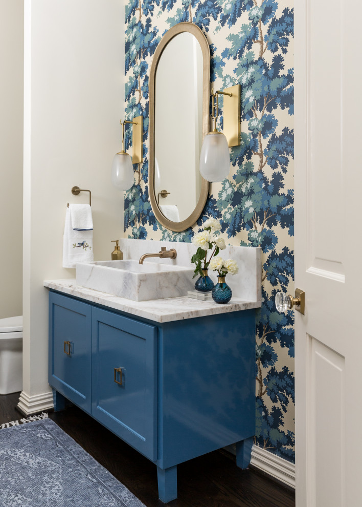 На фото: ванная комната в стиле неоклассика (современная классика) с фасадами в стиле шейкер, синими фасадами, разноцветными стенами, темным паркетным полом, настольной раковиной, мраморной столешницей, коричневым полом, серой столешницей, тумбой под одну раковину, встроенной тумбой и обоями на стенах с