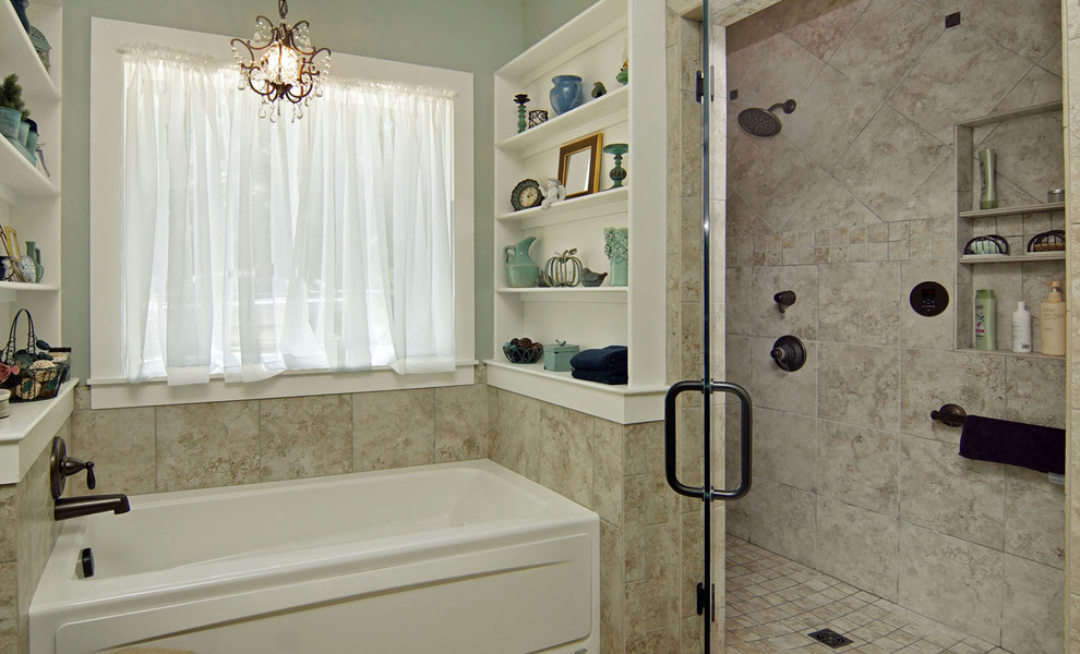 Inredning av ett minimalistiskt mellanstort beige beige en-suite badrum, med möbel-liknande, bruna skåp, ett badkar i en alkov, en dubbeldusch, en toalettstol med hel cisternkåpa, grå kakel, cementkakel, grå väggar, klinkergolv i keramik, ett väggmonterat handfat, bänkskiva i kalksten, beiget golv och dusch med gångjärnsdörr