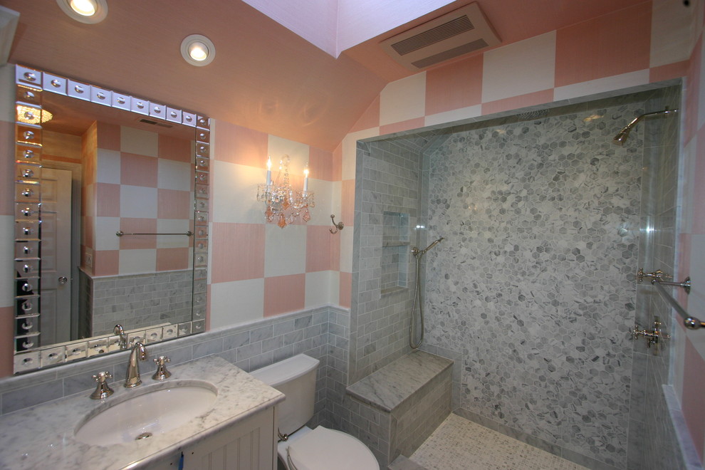 Источник вдохновения для домашнего уюта: ванная комната среднего размера в стиле фьюжн с душем в нише, раздельным унитазом, серой плиткой, каменной плиткой, мраморным полом, врезной раковиной, фасадами с филенкой типа жалюзи, серыми фасадами, розовыми стенами, душевой кабиной и мраморной столешницей