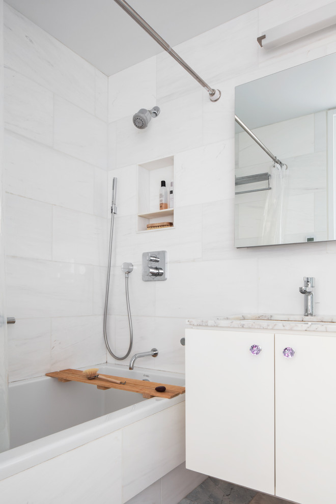 Réalisation d'une salle de bain nordique avec un mur blanc et un plan de toilette blanc.