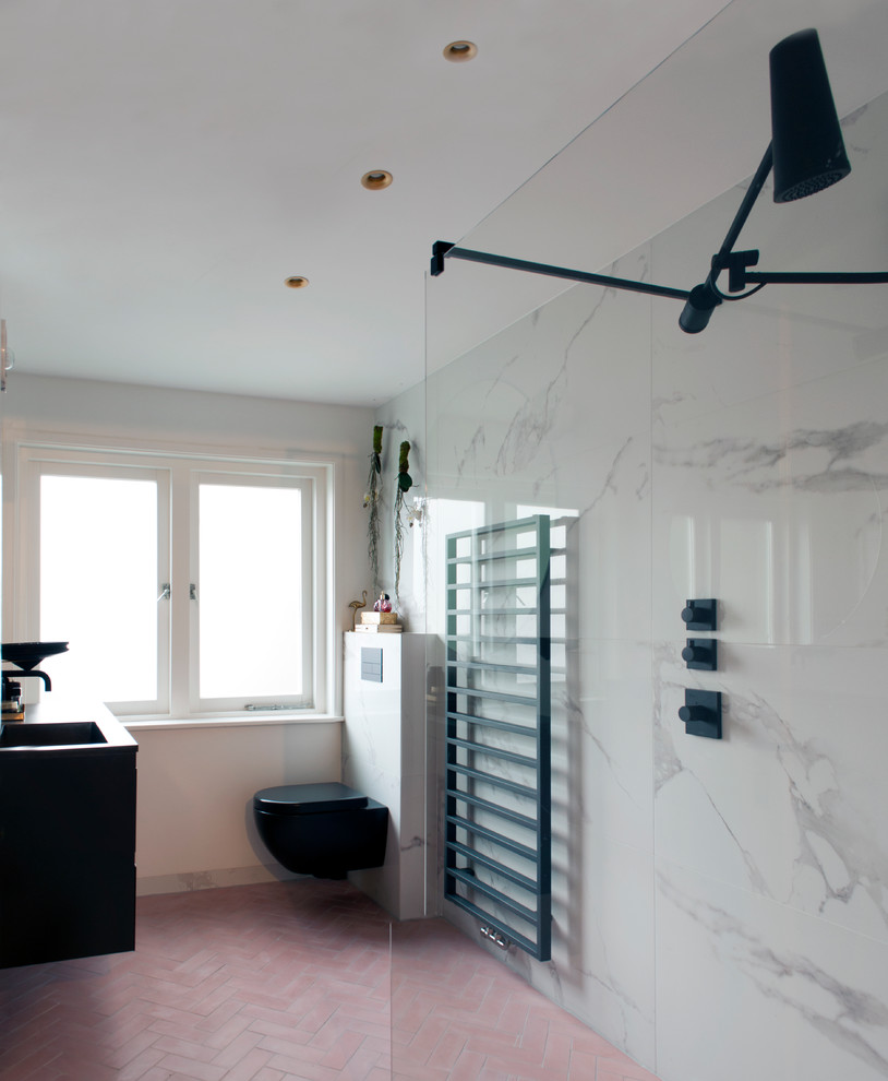 Idéer för små funkis en-suite badrum, med släta luckor, svarta skåp, en öppen dusch, en vägghängd toalettstol, vit kakel, marmorkakel, vita väggar, cementgolv, ett nedsänkt handfat, granitbänkskiva och rosa golv