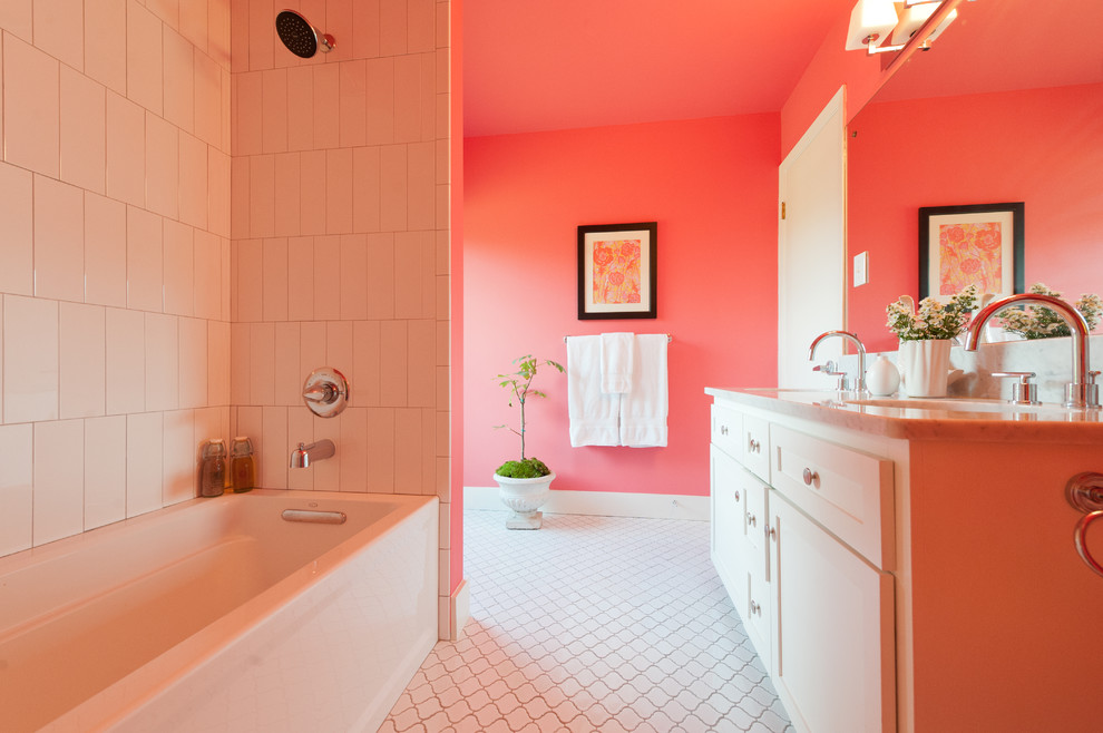オースティンにあるモダンスタイルのおしゃれな浴室 (シェーカースタイル扉のキャビネット、磁器タイル、ピンクの壁) の写真