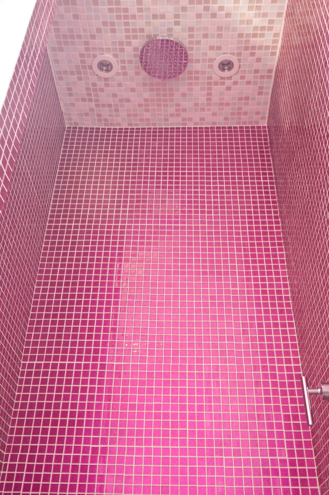 Свежая идея для дизайна: большая ванная комната в современном стиле с открытыми фасадами, накладной ванной, унитазом-моноблоком, розовой плиткой, плиткой мозаикой, розовыми стенами, полом из керамической плитки, подвесной раковиной, стеклянной столешницей, белым полом и угловым душем - отличное фото интерьера