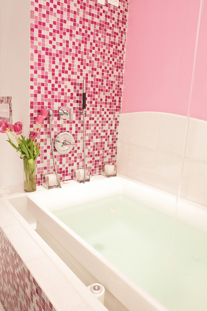 Inredning av ett modernt stort badrum, med öppna hyllor, ett platsbyggt badkar, en toalettstol med hel cisternkåpa, rosa kakel, mosaik, rosa väggar, klinkergolv i keramik, ett väggmonterat handfat, bänkskiva i glas, vitt golv och en hörndusch