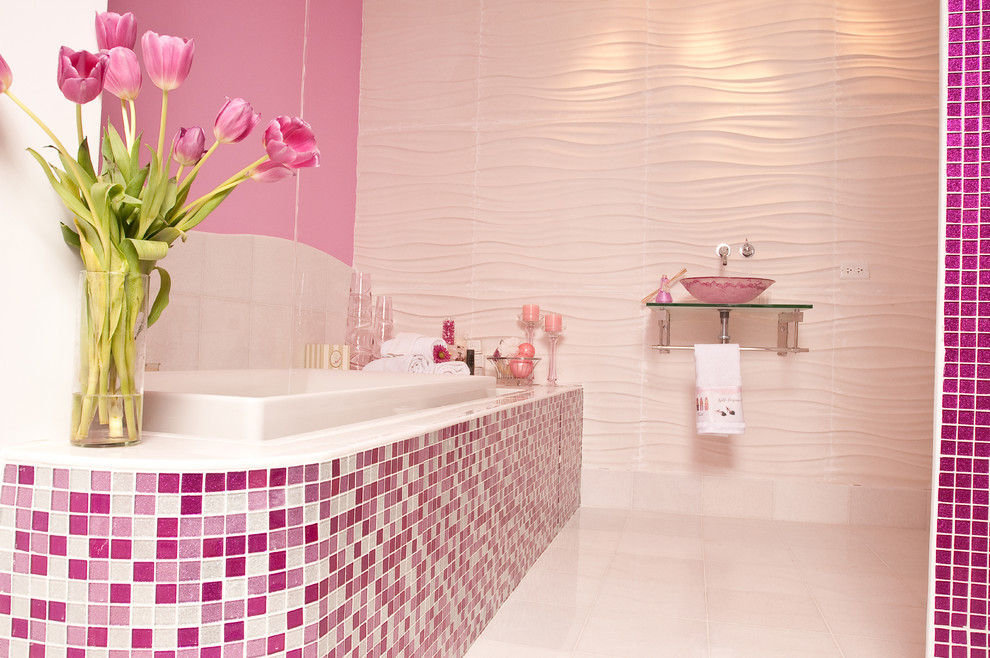 Esempio di una grande stanza da bagno minimal con nessun'anta, vasca da incasso, WC monopezzo, piastrelle rosa, piastrelle a mosaico, pareti rosa, pavimento con piastrelle in ceramica, lavabo sospeso, top in vetro, pavimento bianco e doccia ad angolo