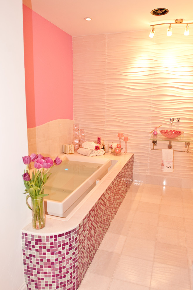 Источник вдохновения для домашнего уюта: большая детская ванная комната в современном стиле с открытыми фасадами, накладной ванной, угловым душем, унитазом-моноблоком, розовой плиткой, плиткой мозаикой, розовыми стенами, полом из керамической плитки, подвесной раковиной, стеклянной столешницей и белым полом