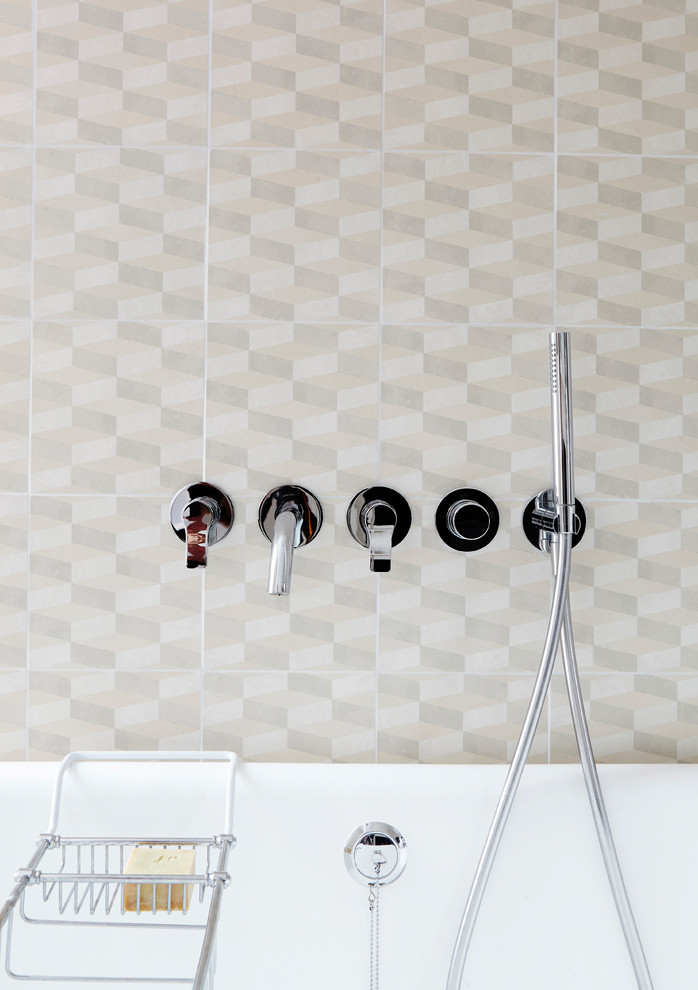 Modelo de cuarto de baño minimalista con bañera exenta, baldosas y/o azulejos beige, paredes beige y encimera de azulejos