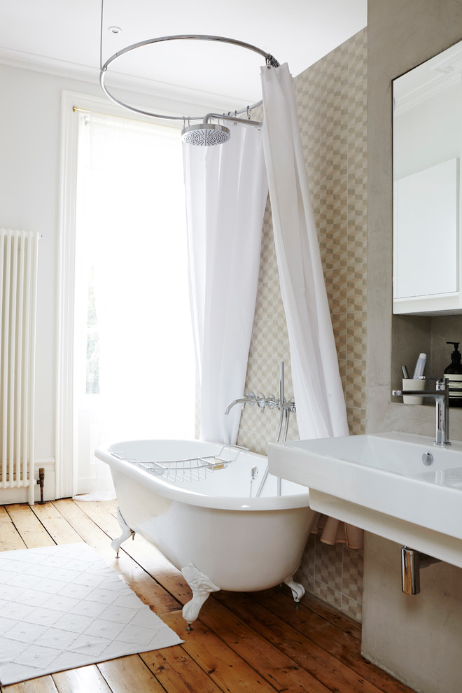 Imagen de cuarto de baño moderno con bañera exenta, combinación de ducha y bañera, baldosas y/o azulejos beige, paredes beige, suelo de madera oscura, encimera de azulejos, suelo marrón, ducha con cortina y encimeras blancas