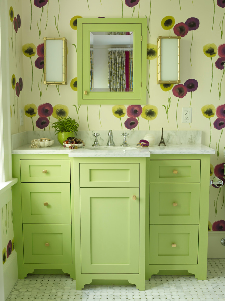 На фото: ванная комната в стиле неоклассика (современная классика) с врезной раковиной, фасадами в стиле шейкер, зелеными фасадами и разноцветными стенами с
