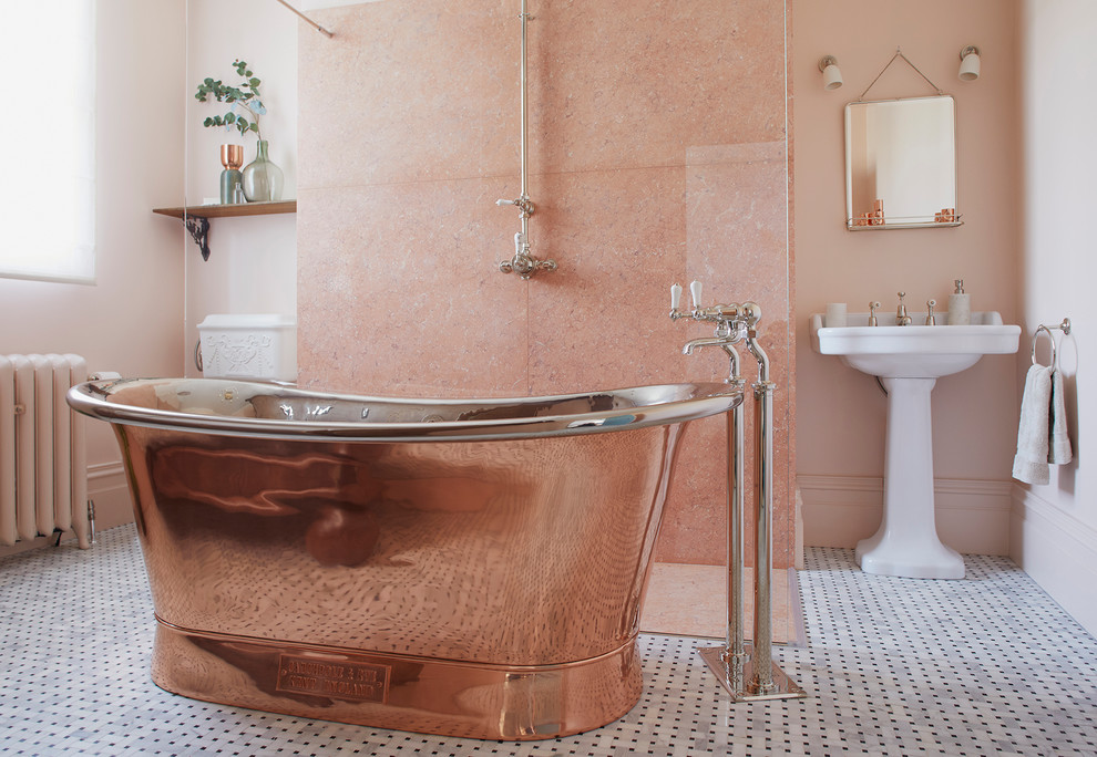 На фото: большая детская ванная комната в классическом стиле с фасадами островного типа, темными деревянными фасадами, отдельно стоящей ванной, открытым душем, раздельным унитазом, розовой плиткой, мраморной плиткой, розовыми стенами, полом из мозаичной плитки, раковиной с пьедесталом, черным полом и открытым душем