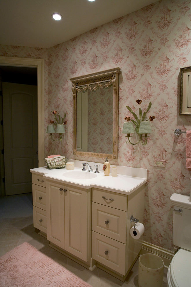 Idéer för mycket stora vintage badrum med dusch, med luckor med upphöjd panel, en toalettstol med separat cisternkåpa, beige kakel, porslinskakel, rosa väggar, klinkergolv i porslin, ett integrerad handfat, bänkskiva i akrylsten och vita skåp