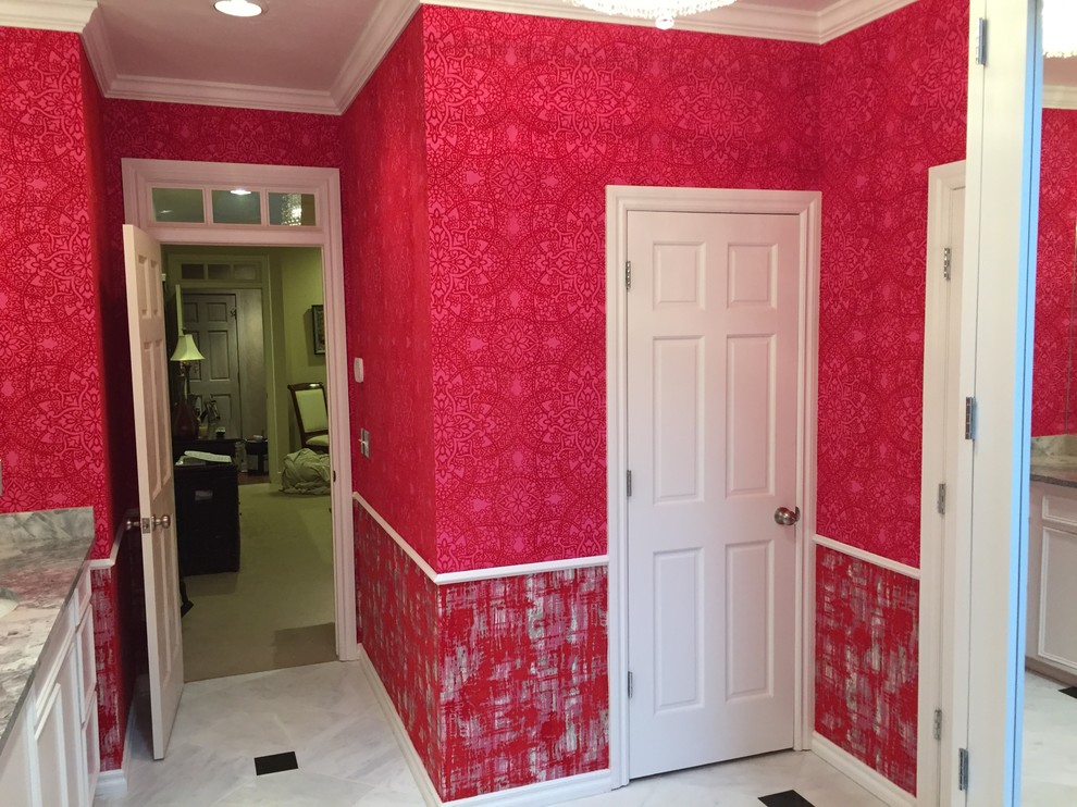 Modernes Badezimmer En Suite mit rosa Wandfarbe und Mosaik-Bodenfliesen in Oklahoma City
