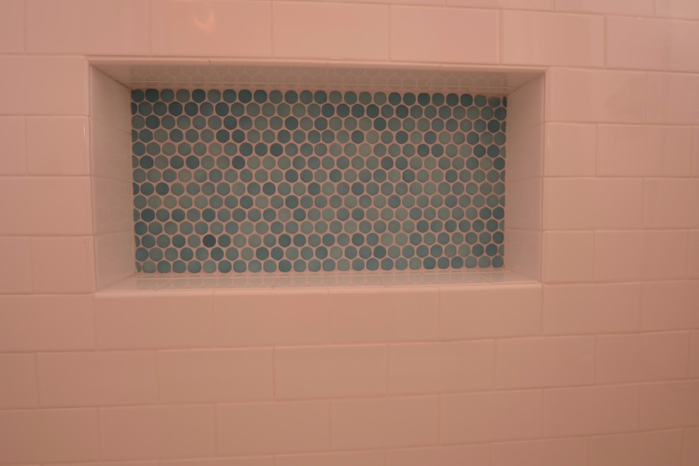 Пример оригинального дизайна: детская ванная комната среднего размера в стиле шебби-шик с открытыми фасадами, белыми фасадами, ванной в нише, душем над ванной, раздельным унитазом, белой плиткой, плиткой кабанчик, розовыми стенами, полом из мозаичной плитки, раковиной с несколькими смесителями, синим полом и шторкой для ванной