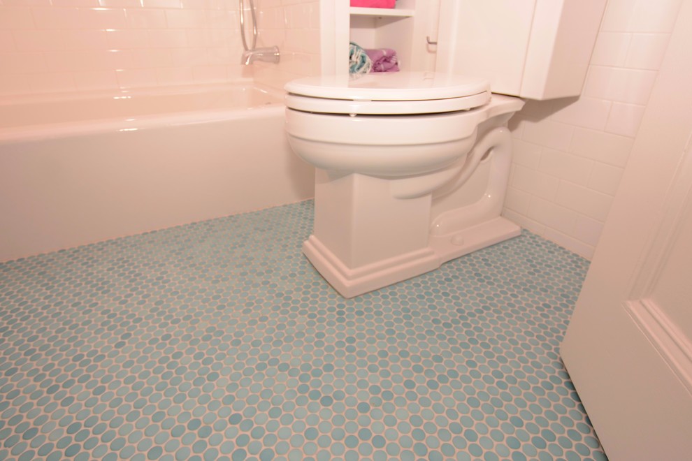 Стильный дизайн: детская ванная комната среднего размера в стиле шебби-шик с открытыми фасадами, белыми фасадами, ванной в нише, душем над ванной, раздельным унитазом, белой плиткой, плиткой кабанчик, розовыми стенами, полом из мозаичной плитки, раковиной с несколькими смесителями, синим полом и шторкой для ванной - последний тренд
