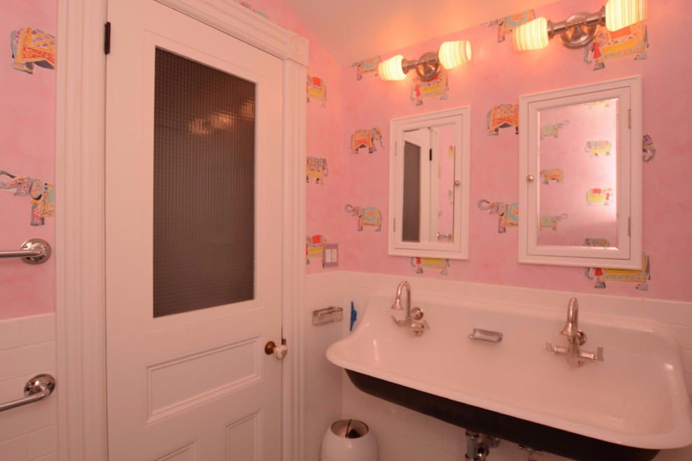 ニューヨークにある中くらいなシャビーシック調のおしゃれな子供用バスルーム (オープンシェルフ、白いキャビネット、アルコーブ型浴槽、シャワー付き浴槽	、分離型トイレ、白いタイル、サブウェイタイル、ピンクの壁、モザイクタイル、横長型シンク、青い床、シャワーカーテン) の写真