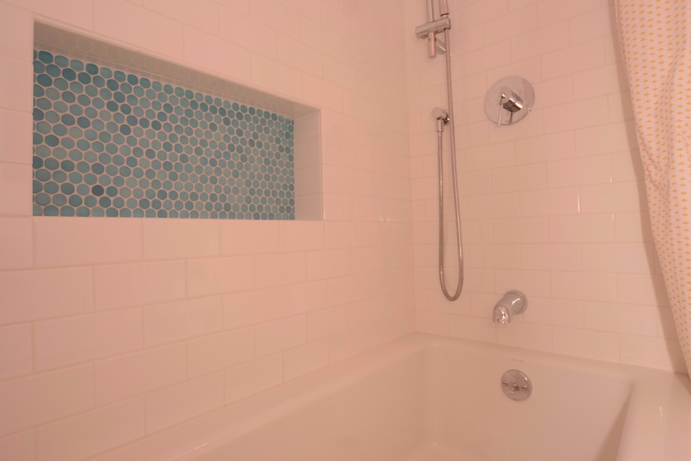 ニューヨークにある中くらいなシャビーシック調のおしゃれな子供用バスルーム (オープンシェルフ、白いキャビネット、アルコーブ型浴槽、シャワー付き浴槽	、分離型トイレ、白いタイル、サブウェイタイル、ピンクの壁、モザイクタイル、横長型シンク、青い床、シャワーカーテン) の写真